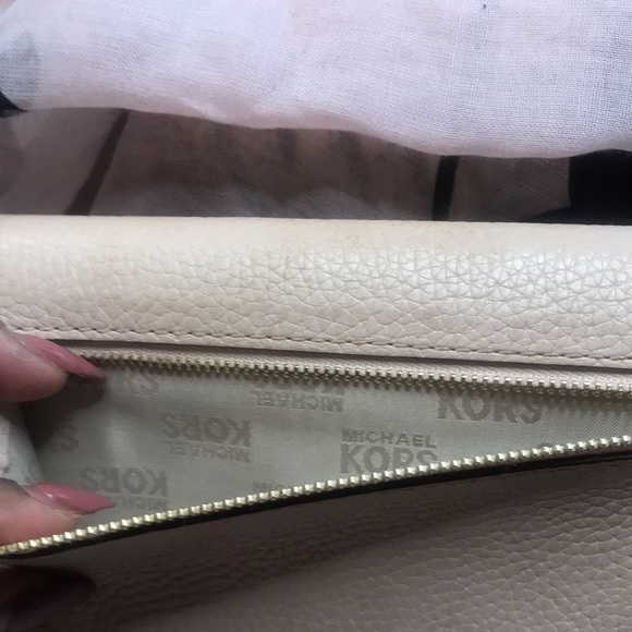 Michael Kors pink locking wallet - Picture 11 of 14